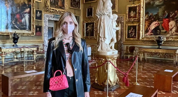 Chiara Ferragni "sponsorizza" Palazzo Pitti a Firenze. Un dettaglio fa infuriare i fan: «Non è possibile...»