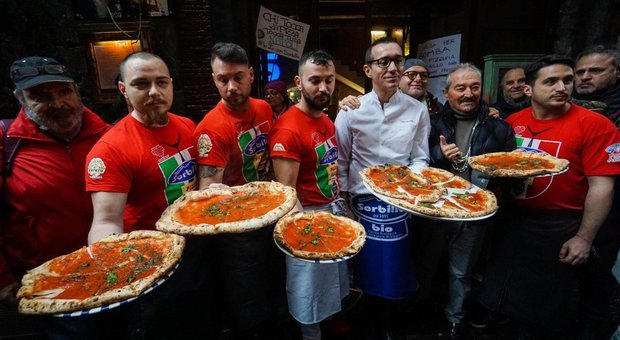 Napoli, Sorbillo riapre e offre pizze: «C'è nuova fiducia». E ai Tribunali arrivano gli inviati del New York Times