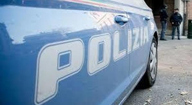Livorno, bimbo di sei anni salito sul tetto salvato dalla polizia: il padre giocava alle slot