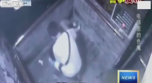 Violentata in ascensore, la telecamera riprende tutto