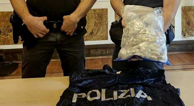 Sorpreso con più di due chili di droga: sul mercato dello spaccio avrebbero fruttato 60 mila euro