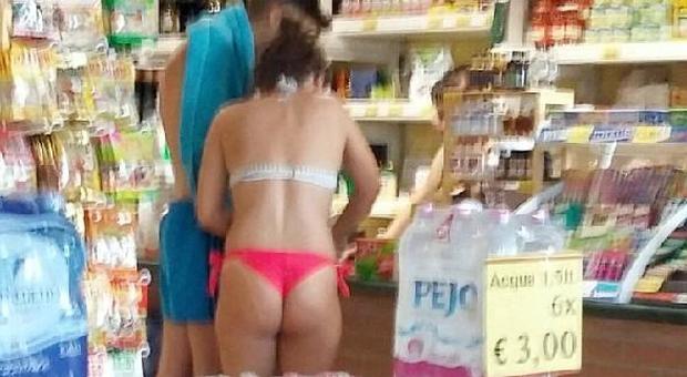 Turisti in bikini e perizoma in via Bafile: «E ora entrano così anche nei negozi»