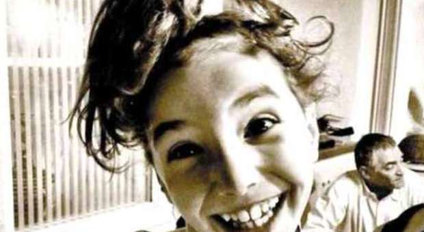 Palloncini colorati e rose bianche per l'addio a Giovanna La bimba morta a Villa Mafalda