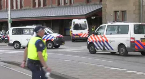 Amsterdam, accoltella duepersone: paura alla stazione centrale. Tre feriti