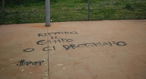 Macerata, sotto il canestro spunta la scritta di protesta: «Rifateci il campo o ci droghiamo»