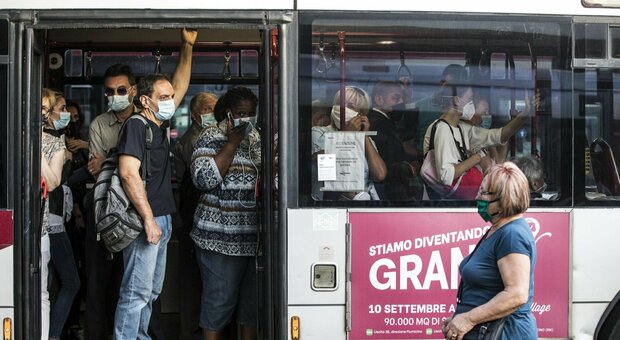 Su bus controllore anche per mascherina, Giovannini: «Green pass per gli autisti? Tema complesso»