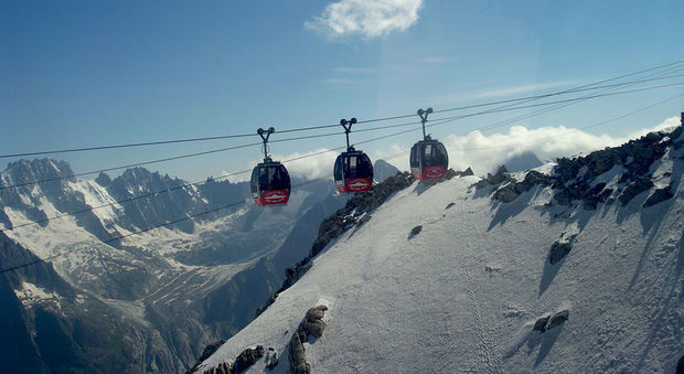 Monte Bianco, la funivia si rompe cento persone bloccate a 3 mila metri