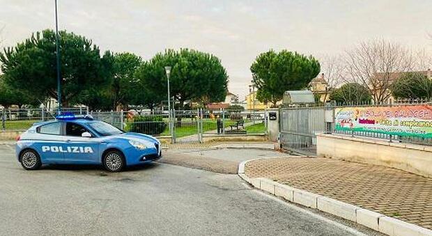 Pescara: vede la Polizia e butta la droga a terra, nel parco, davanti ai bambini