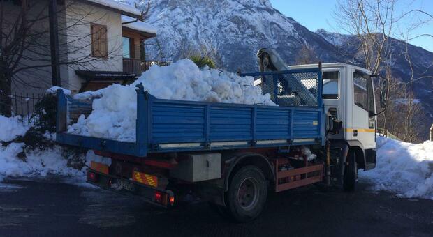 Dobbiaco-Cortina: al lavoro per allestire la pista con 150 camion di neve