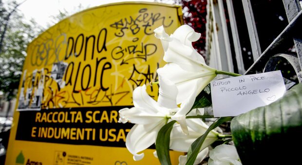 Neonata nel cassonetto a Milano, l'autopsia: «Quando è stata abbandonata era già morta»