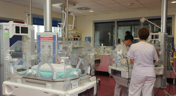 Medici ritardano il cesareo per tornarsene a casa: il bimbo nasce con gravi lesioni