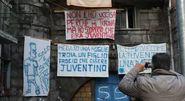 Napoli, scritte choc alla Sanità: nasce «Piazzetta Juve merda»