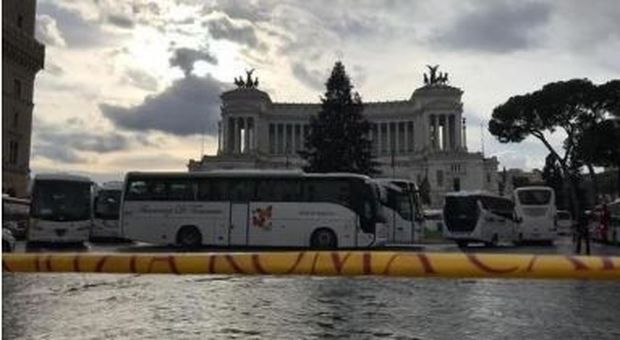 Roma, bus turistici assediano piazza Venezia: traffico paralizzato