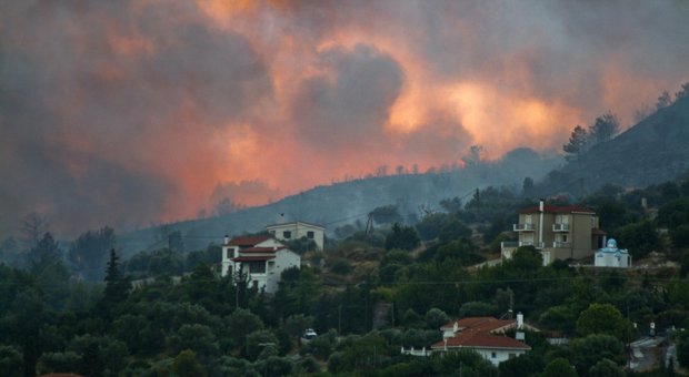 La Grecia brucia, incendi a Corfù, Samo e nel Peloponneso: mille turisti evacuati