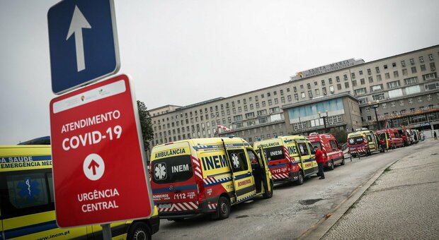 Covid, il Portogallo blinda le frontiere Lisbona, la lunga fila delle ambulanze