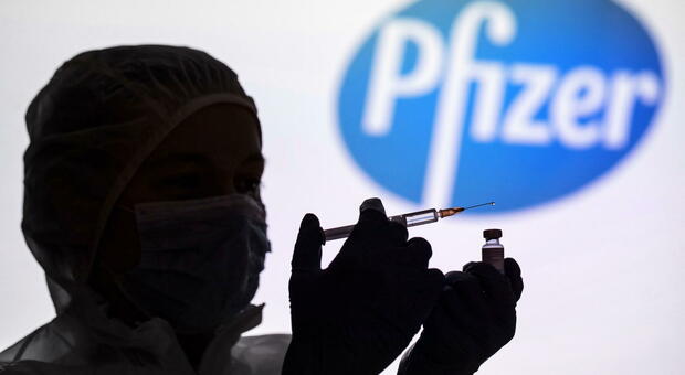 Vaccino Pfizer, accordo con l'Ue per 10 milioni di dosi aggiuntive: «Arriveranno entro giugno»
