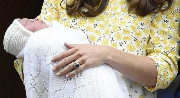 Kate Middleton con la royal baby girl all'uscita dalla clinica