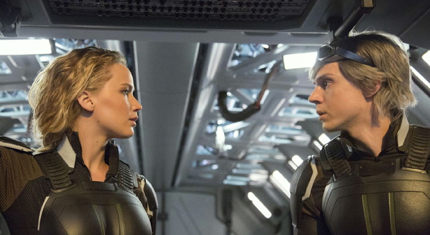 Jennifer Lawrence, a sinistra, e Evan Peters appear in una scena di "X-Men: Apocalisse"