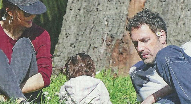Raoul Bova, Rocio Morales e la figlia Luna in un parco a Roma