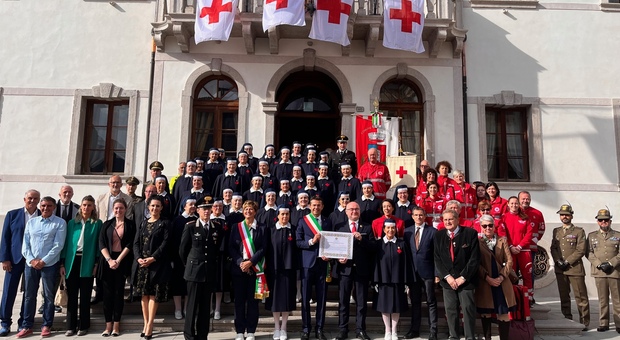 La Croce Rossa, il sindaco Roberto Padrin e altre autorità davanti al municipio di Longarone