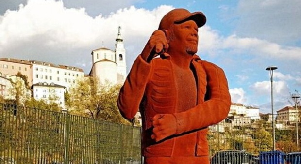 Vasco Rossi di cioccolato, la statua a grandezza naturale in omaggio del rocker di Zocca