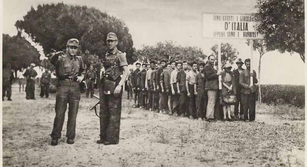 Cleonice davanti al gruppo in una foto storica