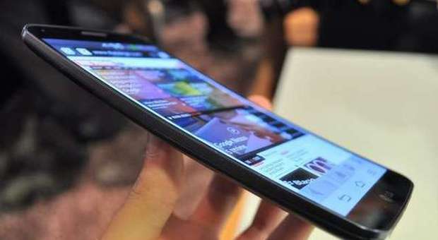 G-Flex arriva in Italia, a febbraio sui mercati lo smartphone con schermo flessibile di LG