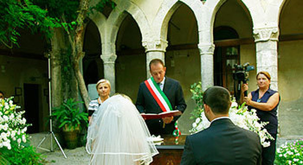 Matrimonio civile al Chiostro di San Francesco celebrato dal sindaco di Sorrento Giuseppe Cuomo