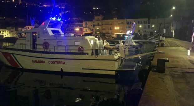 Covid, trasferimento notturno in idroambulanza per paziente di Capri