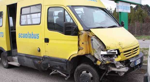 Auto investe scuolabus, feriti tre bambini in Campania