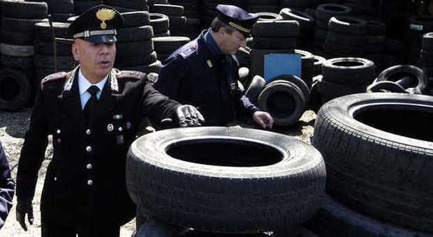 Forze dell'ordine confiscano vecchi pneumatici in un deposito fuori regola