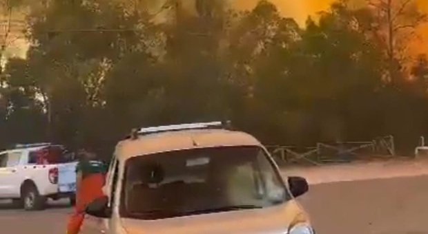 Roghi a Ugento, il fumo raggiunge la provinciale: tamponamento sulla strada per Torre San Giovanni. Alcune auto distrutte dalle fiamme