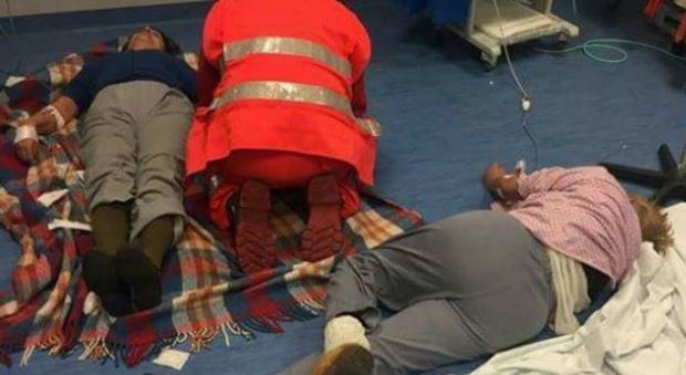 Blitz dei Nas nell'ospedale dove i pazienti sono curati sul pavimento