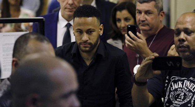 Caso Neymar: scomparso il video integrale, la modella sviene davanti al giudice