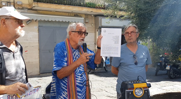 Alex Zanotelli mostra ai cittadini la lettera aperta per le istituzioni
