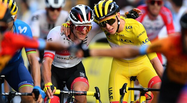 Tour de France, Pogacar in trionfo a Parigi e tappa finale a Bennett