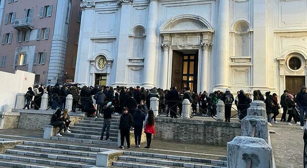 Malore choc, da brividi i funerali della prof. Roberta Evangelista: chiesa gremita di giovani per l'ultimo saluto