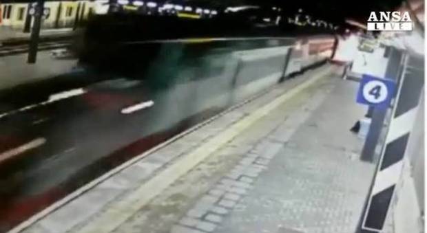 Ladispoli, tre ragazzi attraversano i binari: uno muore travolto da treno, il suo corpo sbalzato ferisce gravemente un altro viaggiatore
