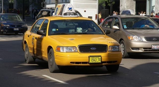 Terrore a New York: taxi sbanda ed entra nel ristorante di Hell's Kitchen, 8 feriti