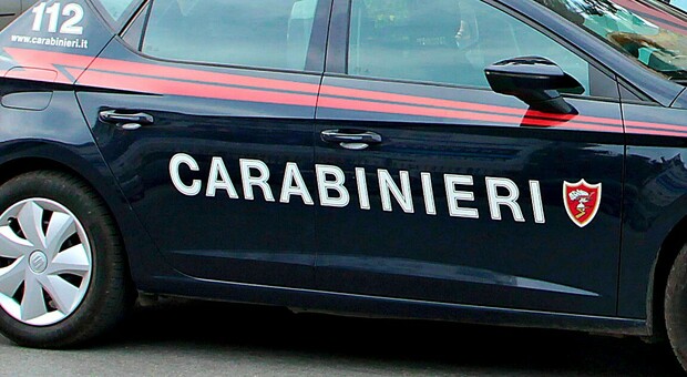 Ripetute aggressioni verso la compagna che trova il coraggio di chiamare i carabinieri: denunciato