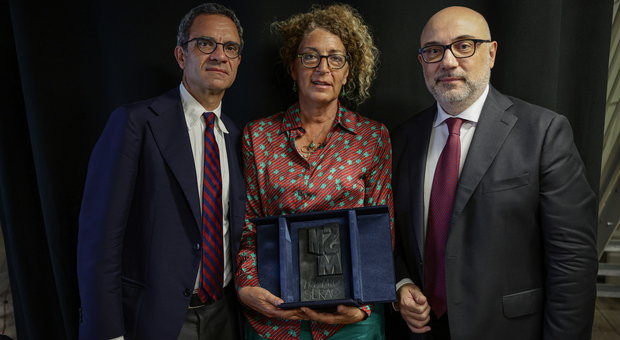 Melania Mazzucco tra il presidente Massimiliano Capece Minutolo e il direttore Francesco de Core