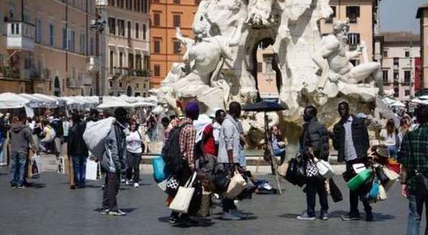 Piazza Navona sparita dietro gli abusivi: quadri e banchi nascondono le fontane