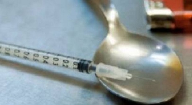 Un 53enne trovato privo di vita in casa: probabile overdose di eroina