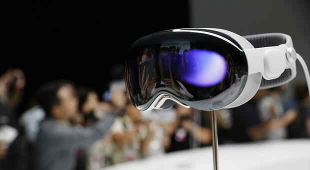 Vision Pro, presentato il primo visore di realtà mista di Apple: ecco quanto costa e come funziona