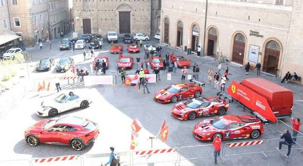 Macerata, stregati dalla magia delle Ferrari: il centro storico si colora di rosso