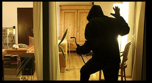 Tre case di anziani soli svaligiate la stessa notte: i carabinieri cercano una banda di ladri esperti