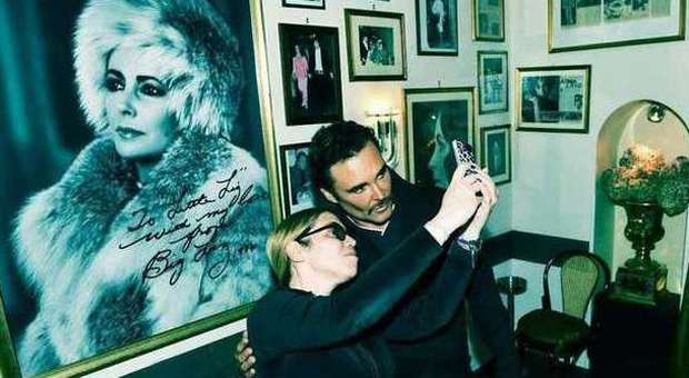 David LaChapelle, il fotografo di Madonna scatta un selfie con Liz
