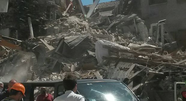 Terremoto ad Amatrice, i guardoni con lo smartphone: il selfie è con le mura crollate