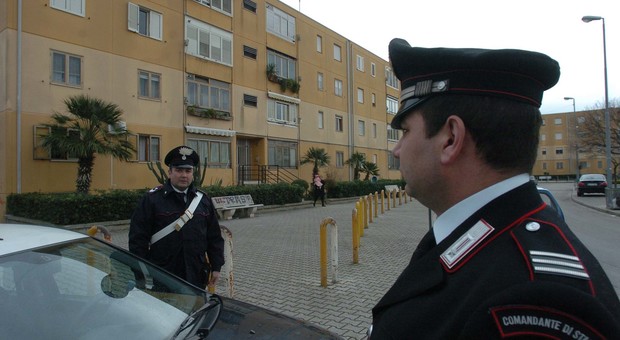 Sfonda il vetro per entrare a casa della ex, bloccato dai carabinieri nel Napoletano