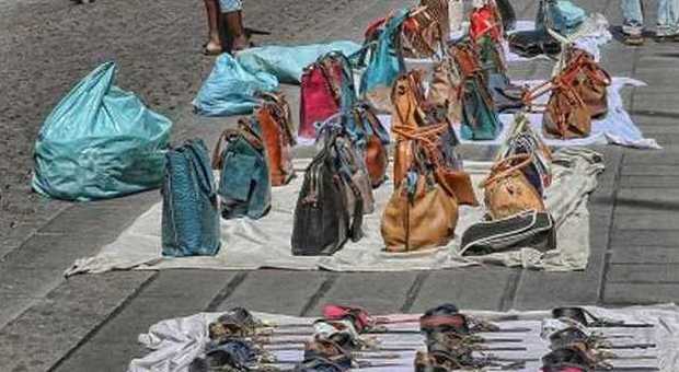 Napoli, agenti aggrediti da un ambulante: «Vendo borse false da otto anni»